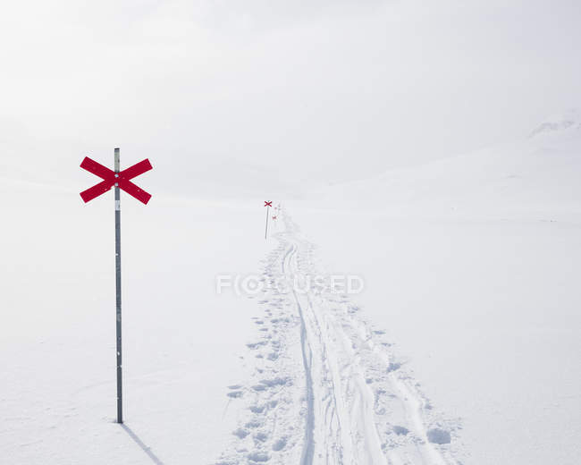Маркери в снігу Кунгследен стежки в Лапландії (Швеція). — стокове фото