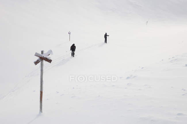 Чоловіки катаються на лижах, вибірковий фокус — стокове фото