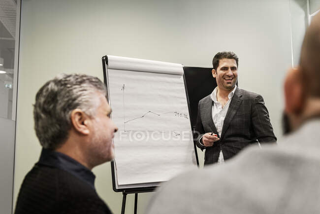 Мужчины обсуждают проект во время деловой встречи в офисе — стоковое фото