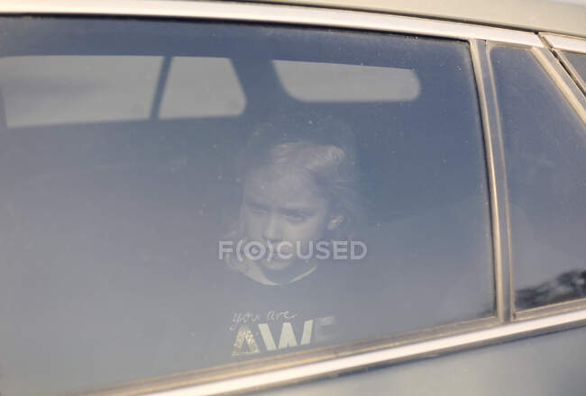 Adorável menina visto através de janela do carro — Fotografia de Stock
