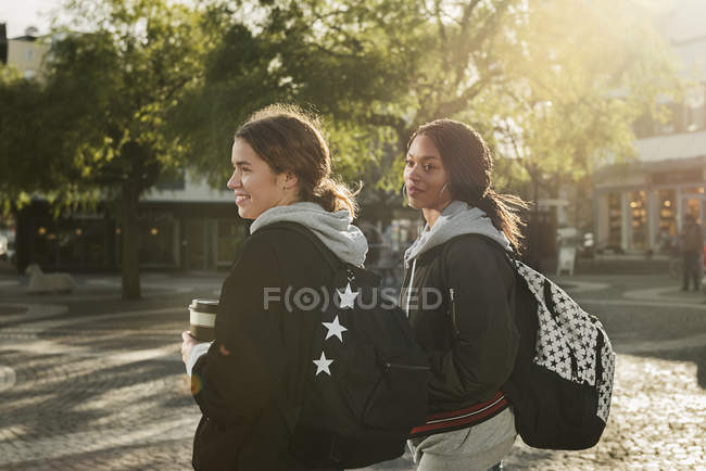 Adolescentes con mochilas, enfoque selectivo - foto de stock