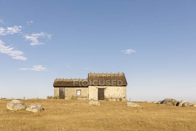 Vista panorâmica de edifícios de pedra no campo — Fotografia de Stock