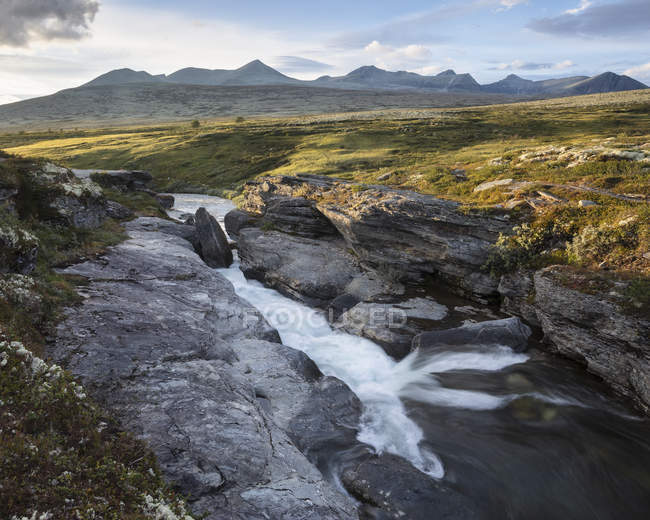 Río a través del Parque Nacional Rondane, Noruega - foto de stock