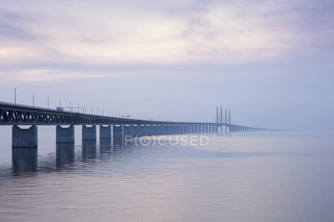Puente Oresund en Malmo, Suecia al amanecer - foto de stock