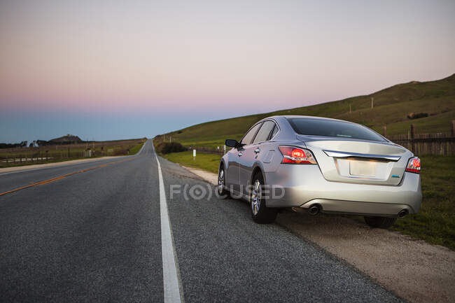 Visão traseira do carro na estrada na Califórnia, EUA — Fotografia de Stock