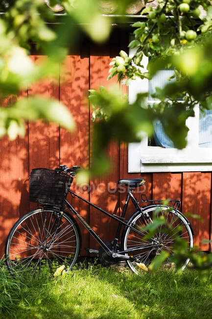 Bicycle standing in front of summerhouse in Stockholm Archipelago — Stock Photo