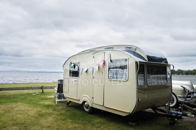 Ретро кампус фургон на морському узбережжі в похмурий день — стокове фото