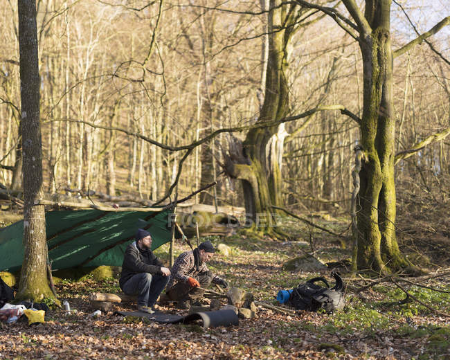 Männer kampieren im Wald, selektiver Fokus — Stockfoto