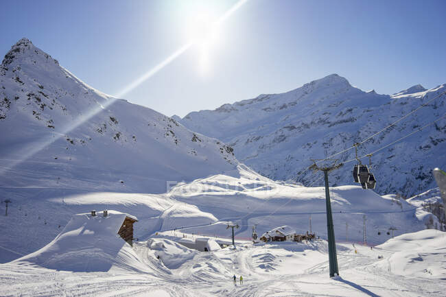 Montaña con telesilla, impresionante paisaje invernal con montañas cubiertas de nieve en días soleados. - foto de stock