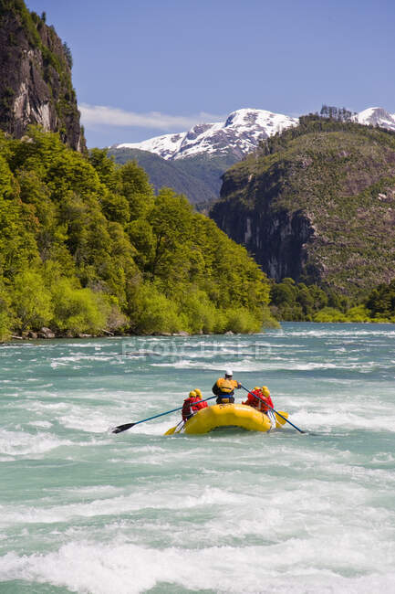 Rafting fluvial en el río Futaleufu, Chile. - foto de stock