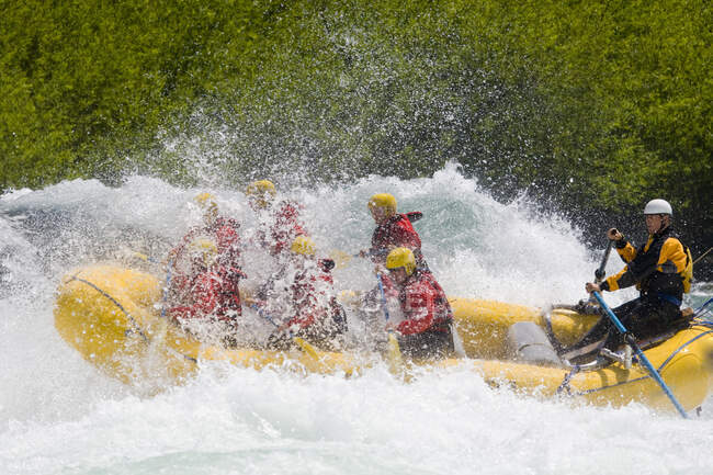 Lanzamiento de rafting en río Futaleufu, Chile - foto de stock