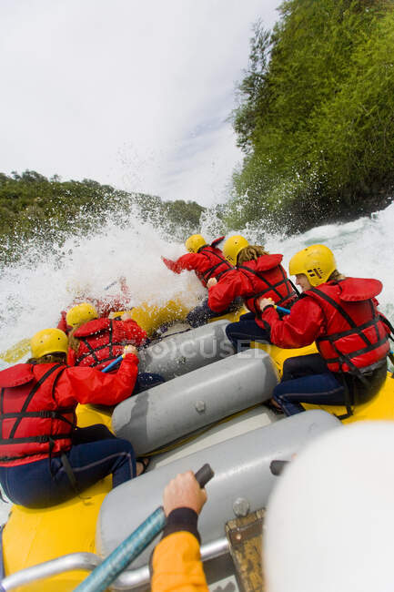 Persone rafting al fiume Futaleufu, Cile Rilasci modello — Foto stock