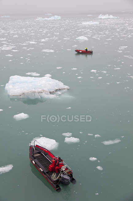 Barcos en el mar en Svalbard, Noruega - foto de stock