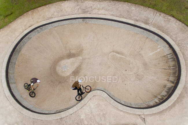 Vue aérienne d'adolescents faisant du vélo sur une rampe de sport à Durban, Afrique du Sud — Photo de stock