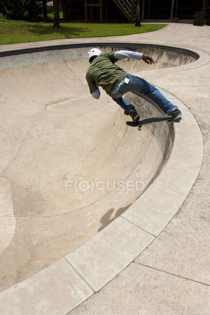 Vista de skateboarder en rampa deportiva - foto de stock