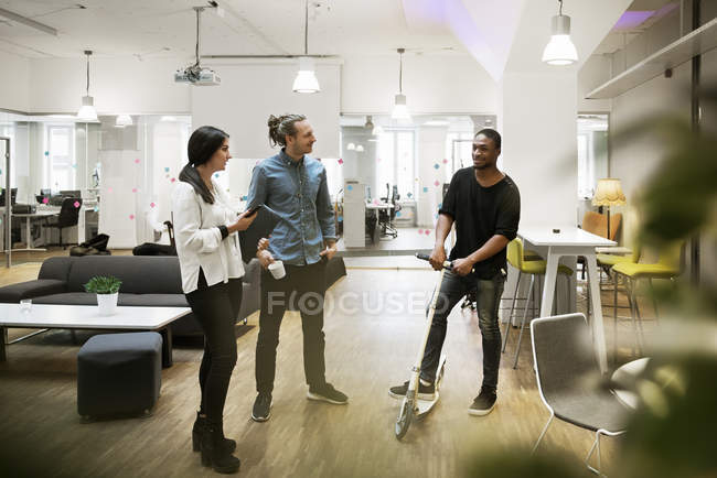 Mitarbeiter im Büro im Gespräch, selektiver Fokus — Stockfoto