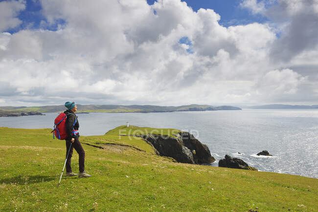 Woman hiking in Hillswick, Scotland — Stock Photo