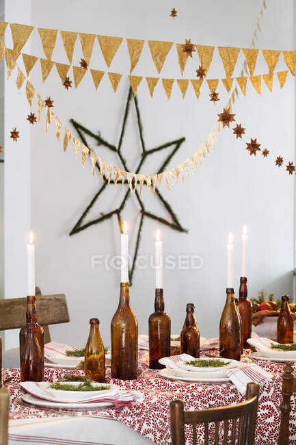 Garrafas com velas na mesa para o Natal — Fotografia de Stock