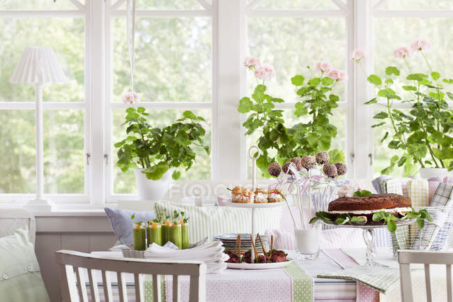 Essen und Kuchen auf dem Esstisch — Stockfoto