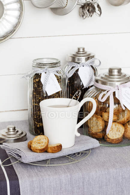 Crostas de pão de cardamomo com xícara de café — Fotografia de Stock