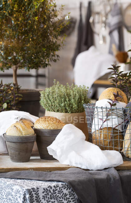 Хлеб в цветочных горшках и корзине — стоковое фото