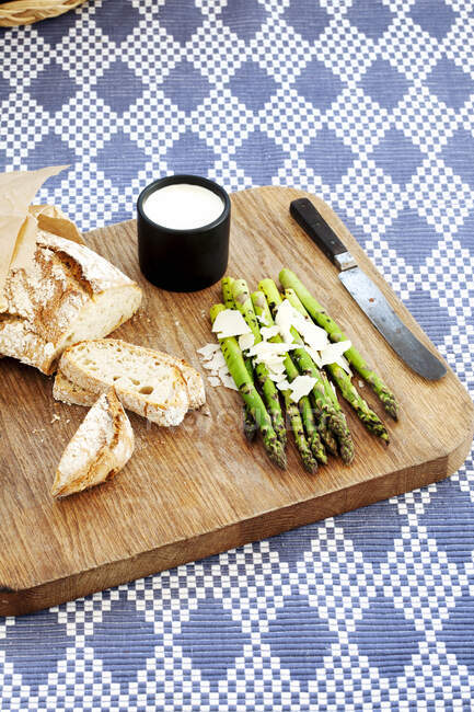 Asparagus with parmesan cheese and bread — Stock Photo
