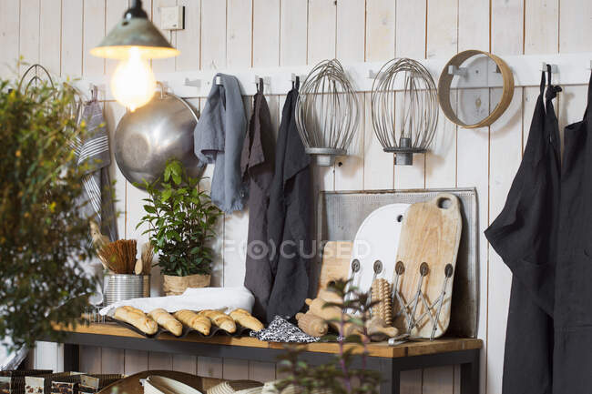 Pane su banco e utensili da forno su ganci — Foto stock
