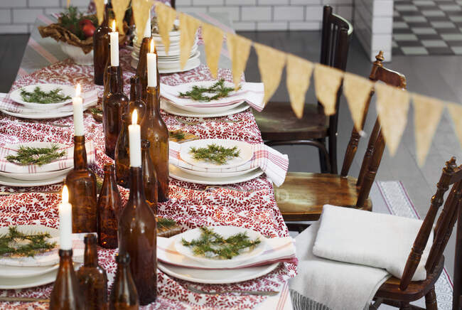 Coloque a configuração na mesa de jantar para o Natal — Fotografia de Stock