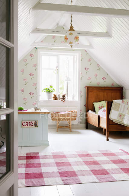 Kinderzimmer mit floraler Tapete — Stockfoto