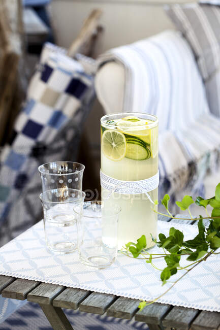 Pitcher of elderflower lemonade and glasses — Stock Photo