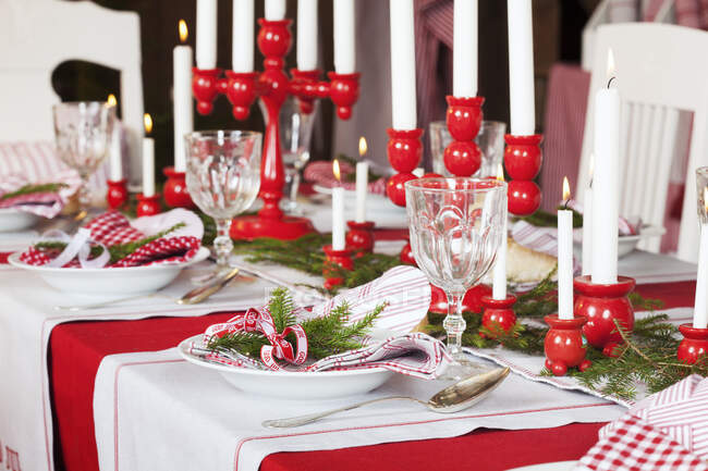 Coloque a configuração na mesa de jantar para o Natal — Fotografia de Stock