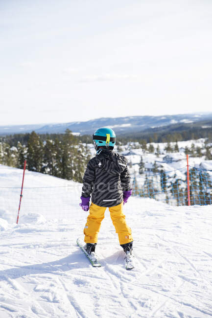 Дівчина катається на лижах у горах. — стокове фото