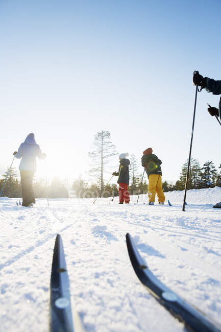 Famille de quatre skieurs en montagne — Photo de stock
