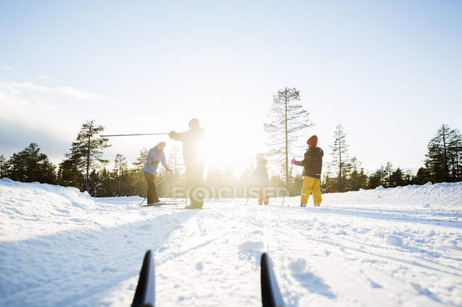 Famiglia di quattro sciatori in montagna — Foto stock