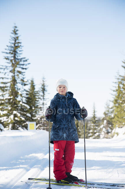 Mädchen beim Skifahren am Berg — Stockfoto