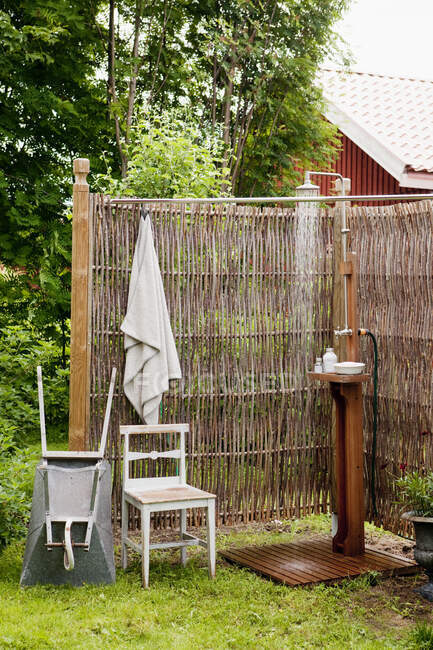 Відкритий душ на задньому дворі саду — стокове фото
