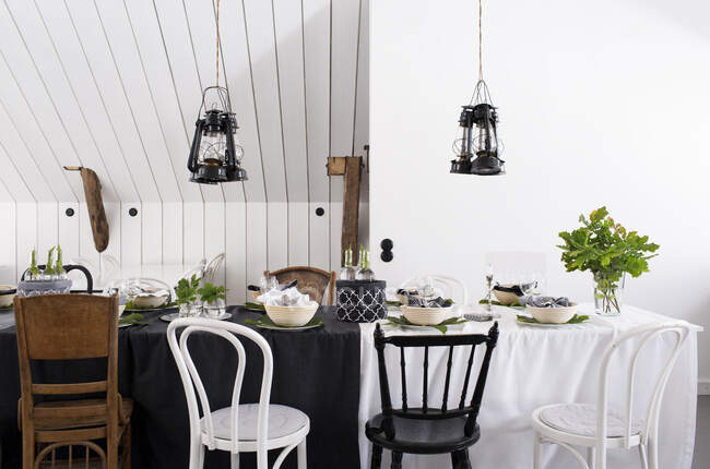 Colocar a configuração na mesa de jantar — Fotografia de Stock