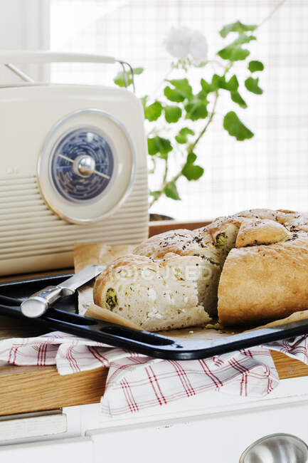 Bread on tray by portable radio — Foto stock