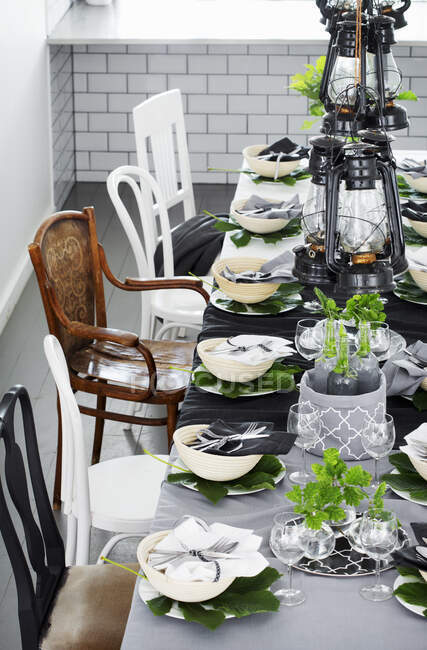 Colocar a configuração na mesa de jantar — Fotografia de Stock