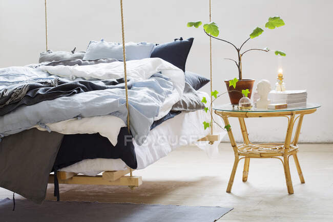 Висячая кровать и тумбочка — стоковое фото