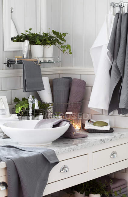 Towels and bathroom sink on marble counter — Photo de stock