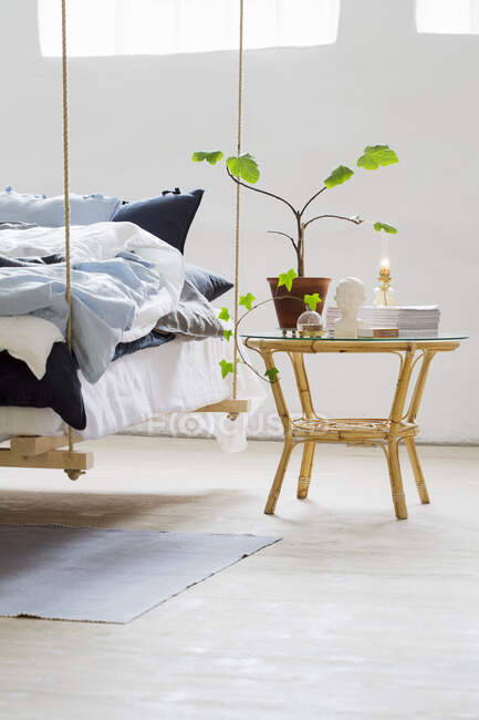 Hanging bed and bedside table — Stockfoto
