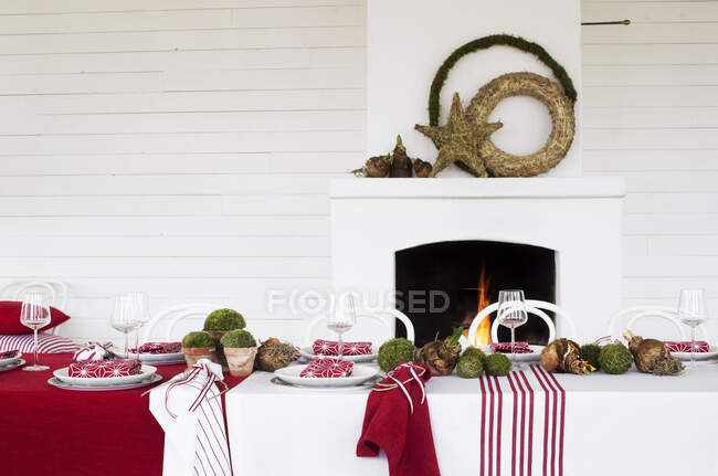 Ajuste del lugar en la mesa de comedor para Navidad - foto de stock