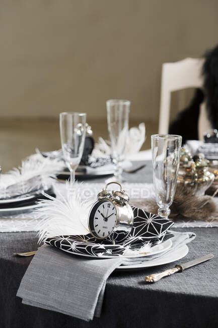 Place setting with alarm clocks on dining table - foto de stock