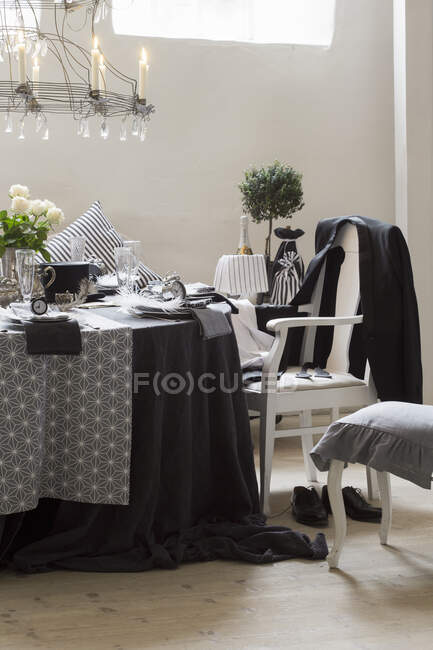 Cadeira de jantar com jaqueta de terno na mesa — Fotografia de Stock