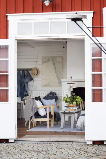 Door to fishing shack with fireplace — Foto stock