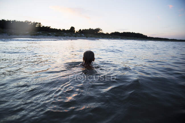 Ragazza nuotare nel mare blu — Foto stock