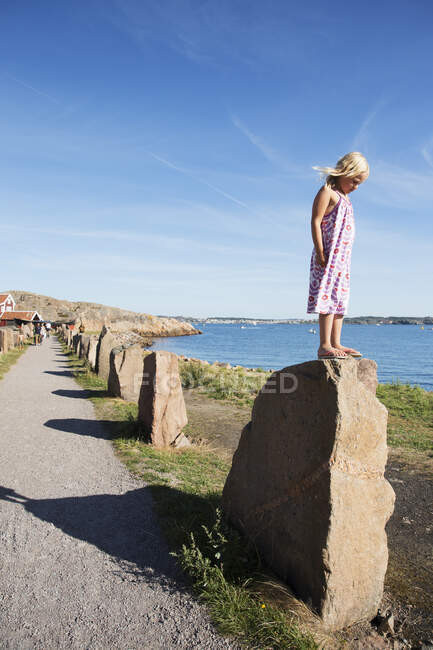 Девушка, стоящая на скале — стоковое фото