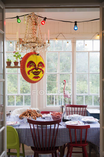 Mesa de jantar e lanterna de papel — Fotografia de Stock
