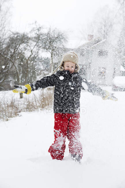Chica jugando en la nieve - foto de stock